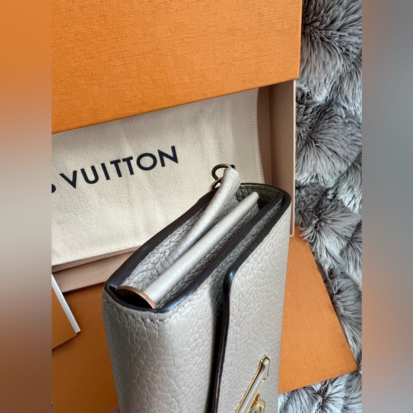 Louis Vuitton Taurillon Capucines Long Bifold Wallet on chain/crossbody bag 🔥 - Picture 10 of 16